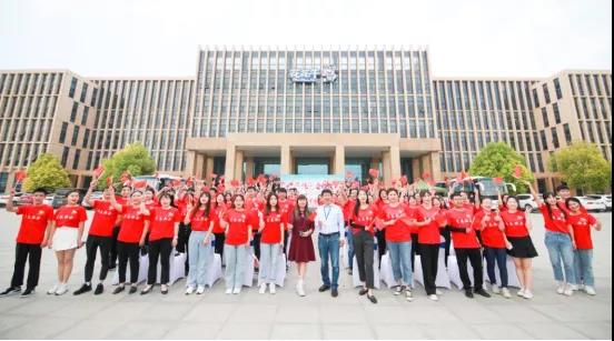 做白色的牛奶，创红色的企业，完美体育在线(中国)唯一官方网站乳业集团青春歌会庆祝建党100周年