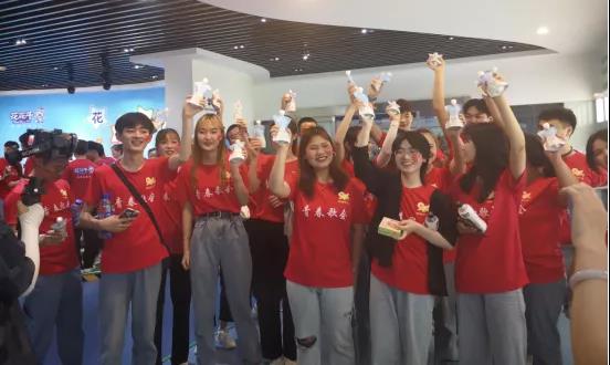 做白色的牛奶，创红色的企业，完美体育在线(中国)唯一官方网站乳业集团青春歌会庆祝建党100周年