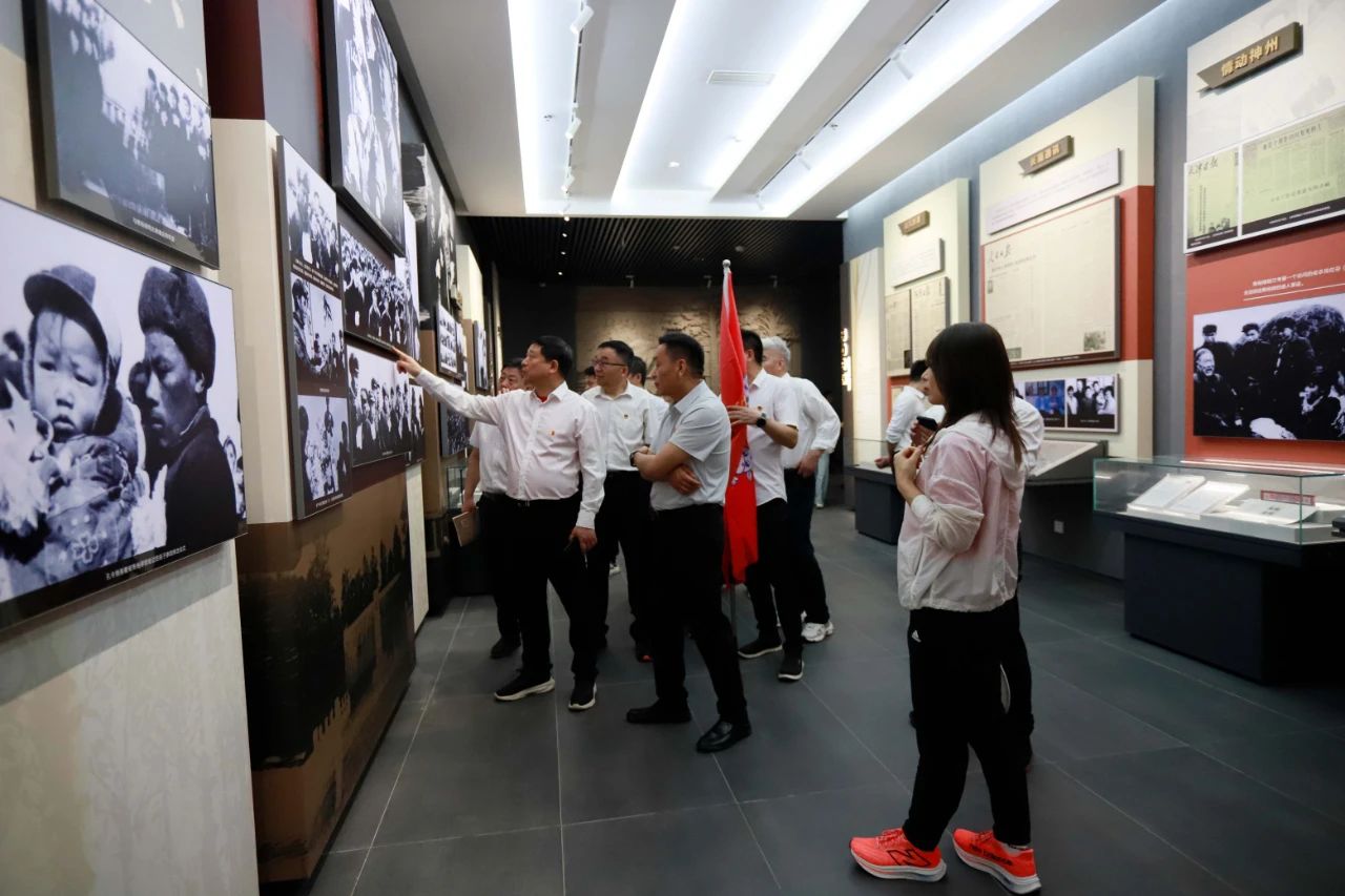 砥砺初心使命，汲取奋进力量丨完美体育在线(中国)唯一官方网站乳业集团党委组织开展学习“焦裕禄精神”主题党日活动