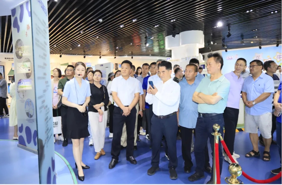 完美体育在线(中国)唯一官方网站丨中国人民大学河南校友会莅临完美体育在线(中国)唯一官方网站参观座谈