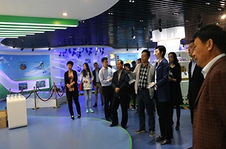 郑州市二七区区委、统战部部长王玉红莅临完美体育在线(中国)唯一官方网站生物科技有限公司参观指导