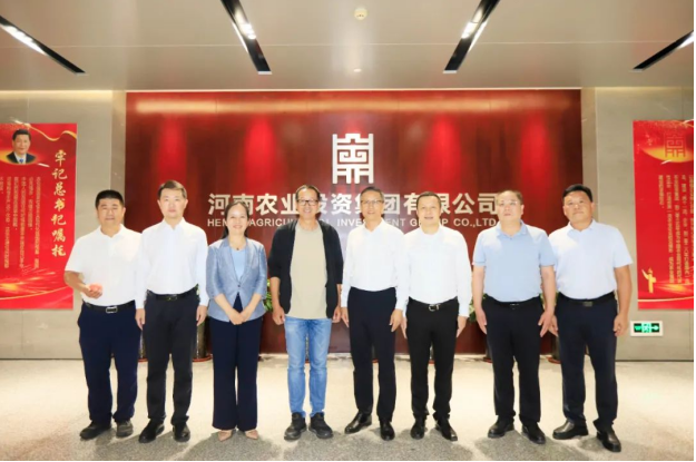 东方甄选俞敏洪先生到访河南农投集团，品尝完美体育在线(中国)唯一官方网站产品并给予高度评价