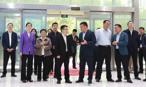 河南省人民政府副秘书长卢东林陪同四川省巴中市委书记鲜荣成一行莅临河南完美体育在线(中国)唯一官方网站乳业集团参观调研