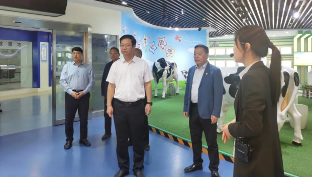 郑州市人民检察院党组书记、代检察长张道伟一行莅临河南完美体育在线(中国)唯一官方网站乳业集团参观调研