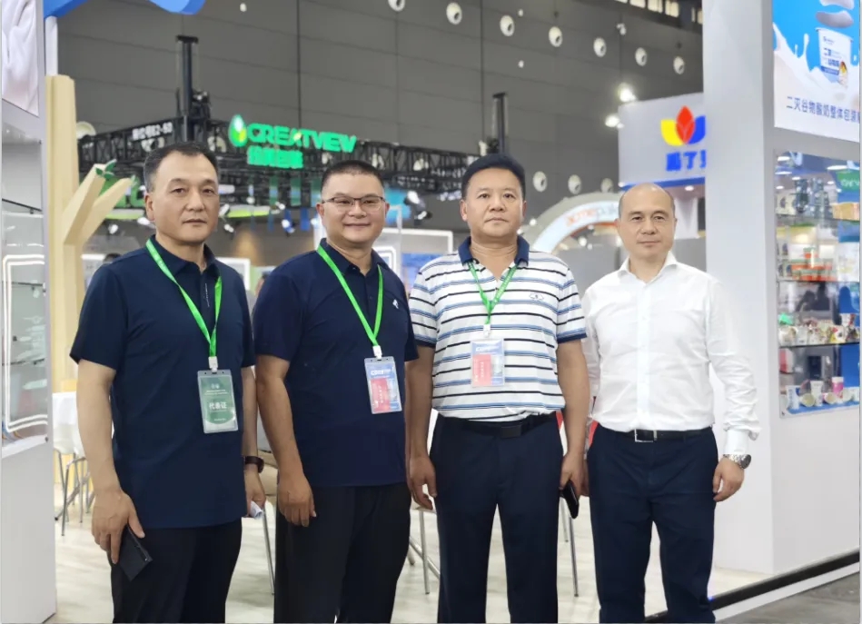 完美体育在线(中国)唯一官方网站乳业集团党委书记、董事长唐洪峰一行参加中国乳制品工业协会第三十次年会暨2024中国（国际）乳业技术博览会