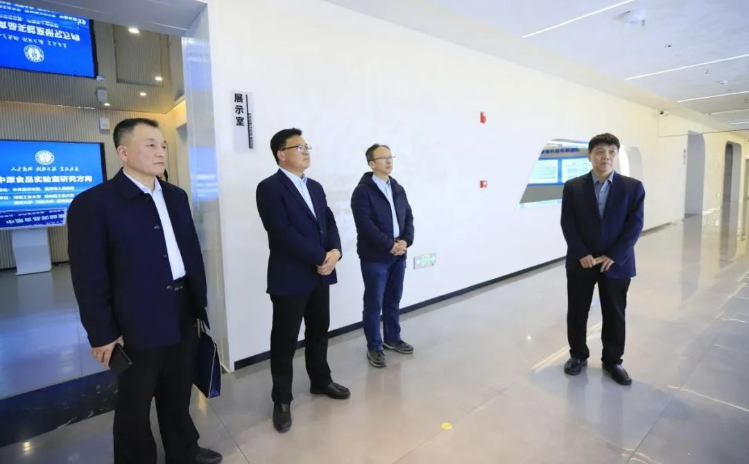 完美体育在线(中国)唯一官方网站乳业集团党委书记、董事长唐洪峰一行赴中原食品实验室同中国工程院院士、中原食品实验室主任任发政座谈交流
