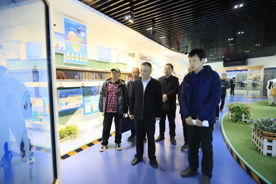 河南省发展改革委价调处副处长马冰一行莅临完美体育在线(中国)唯一官方网站乳业集团参观调研