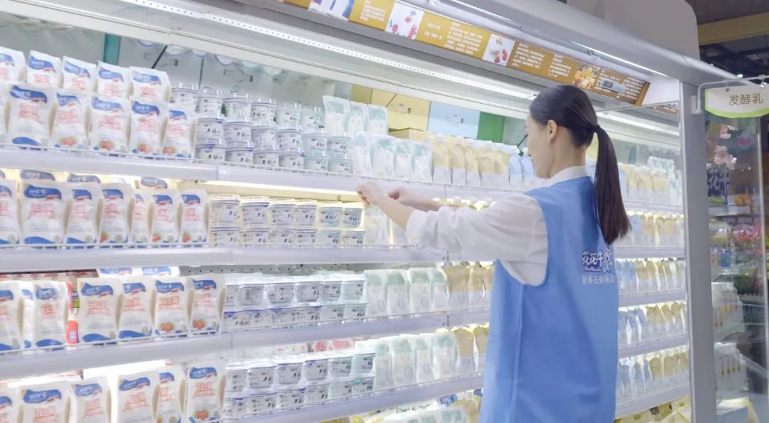 点赞！河南日报要闻02版——报道完美体育在线(中国)唯一官方网站乳业集团郑州分公司乳制品生产场景，彰显完美体育在线(中国)唯一官方网站乳业集团发展新活力