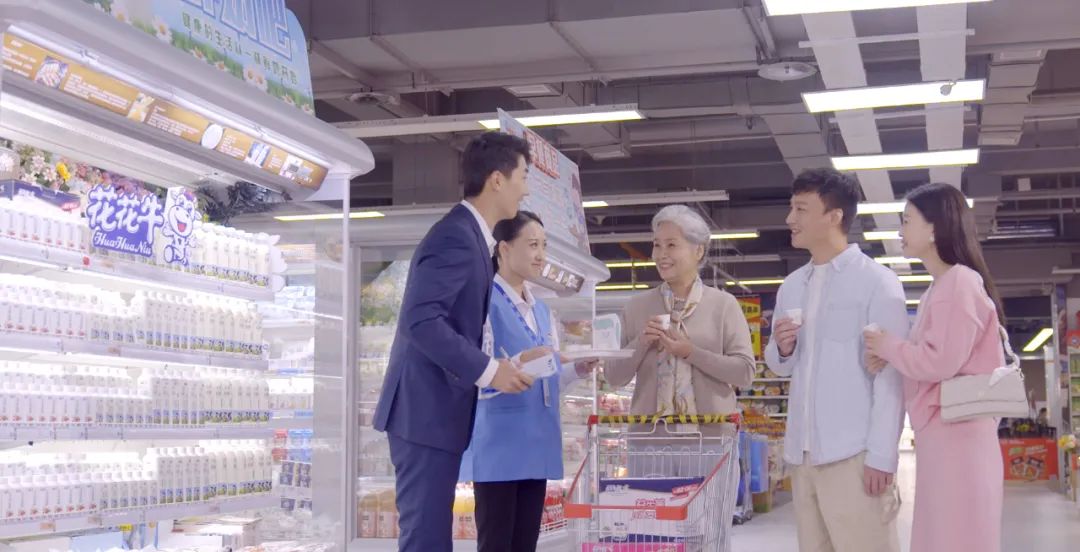 点赞！河南日报要闻02版——报道完美体育在线(中国)唯一官方网站乳业集团郑州分公司乳制品生产场景，彰显完美体育在线(中国)唯一官方网站乳业集团发展新活力