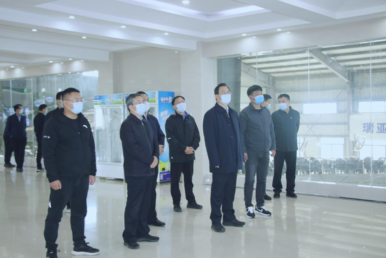 河南省人大常委会党组书记、副主任孔昌生莅临完美体育在线(中国)唯一官方网站鲁山瑞亚牧场参观调研