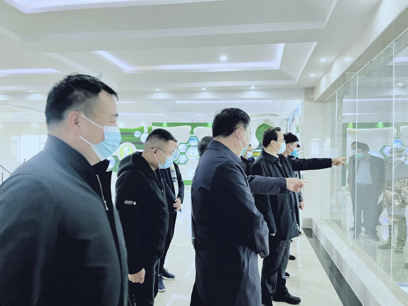 河南省人大常委会党组书记、副主任孔昌生莅临完美体育在线(中国)唯一官方网站鲁山瑞亚牧场参观调研