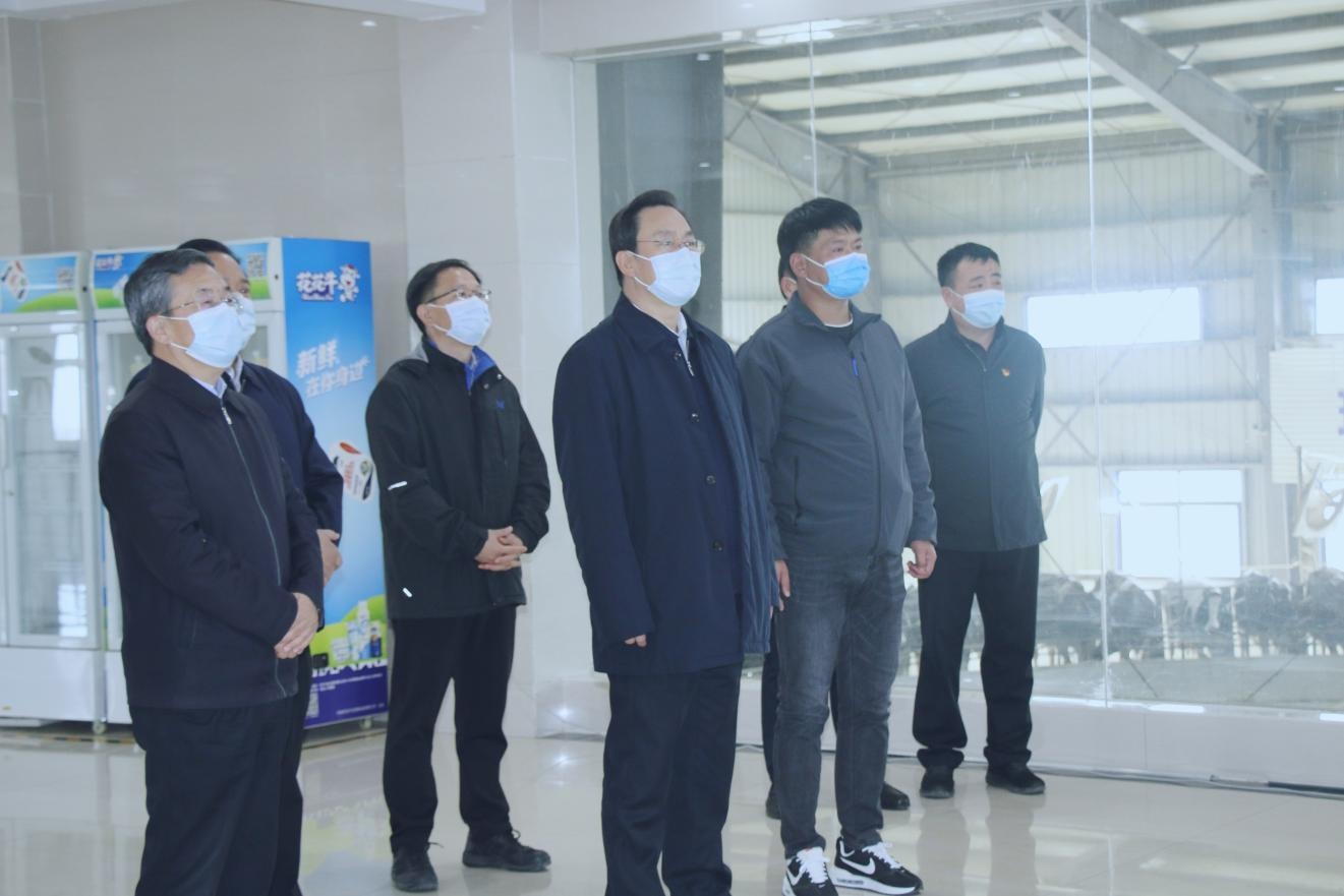 河南省人大常委会党组书记、副主任孔昌生莅临完美体育在线(中国)唯一官方网站鲁山瑞亚牧场参观调研