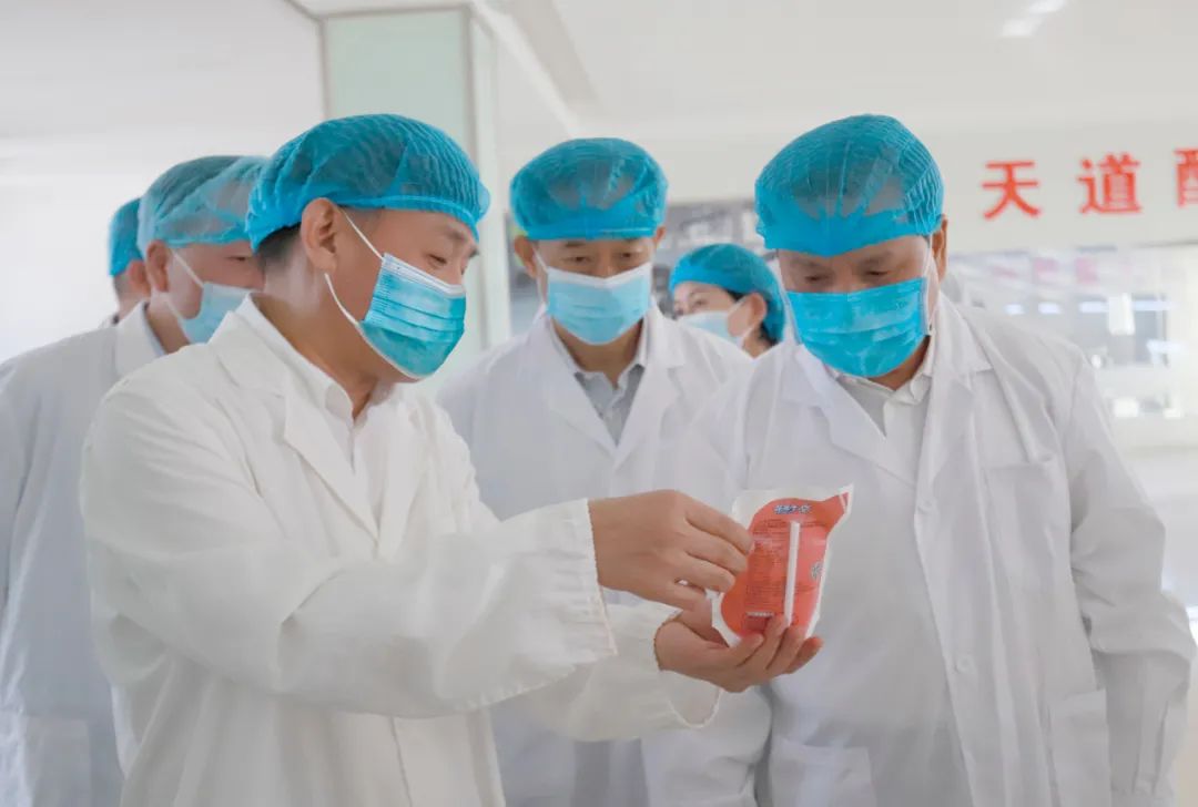 快讯丨河南省人民政府副省长武国定莅临完美体育在线(中国)唯一官方网站乳业集团瑞亚牧业调研奶源基地建设情况