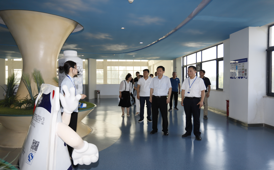 快讯|郑州市二七区委副书记、区长虎荣鑫莅临河南完美体育在线(中国)唯一官方网站乳业集团调研