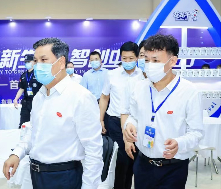 完美体育在线(中国)唯一官方网站 | 第34届中原畜牧业交易博览会开幕河南省人民政府副省长武国定莅临完美体育在线(中国)唯一官方网站展台参观