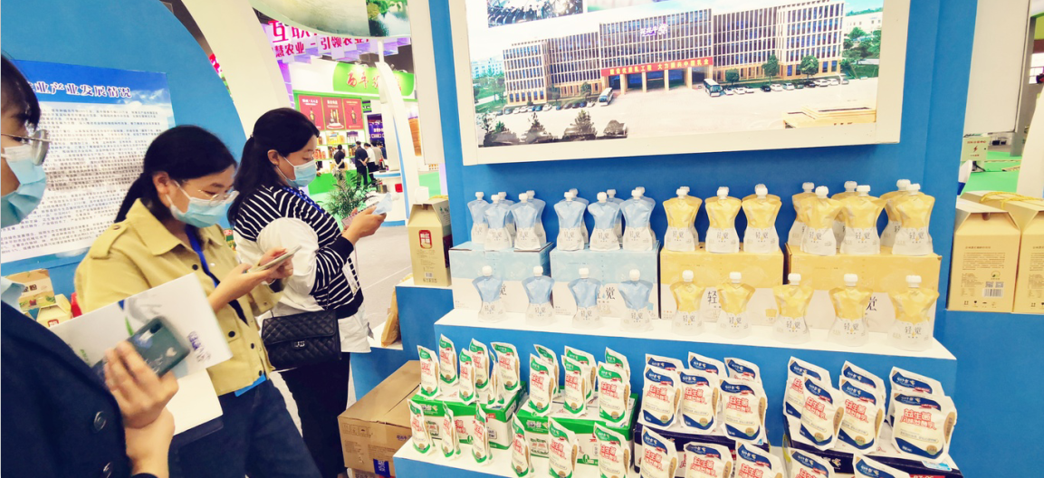 喜报 | 完美体育在线(中国)唯一官方网站轻觉酸奶荣获第二十四届中国农产品加工业投资贸易洽谈会金质产品奖