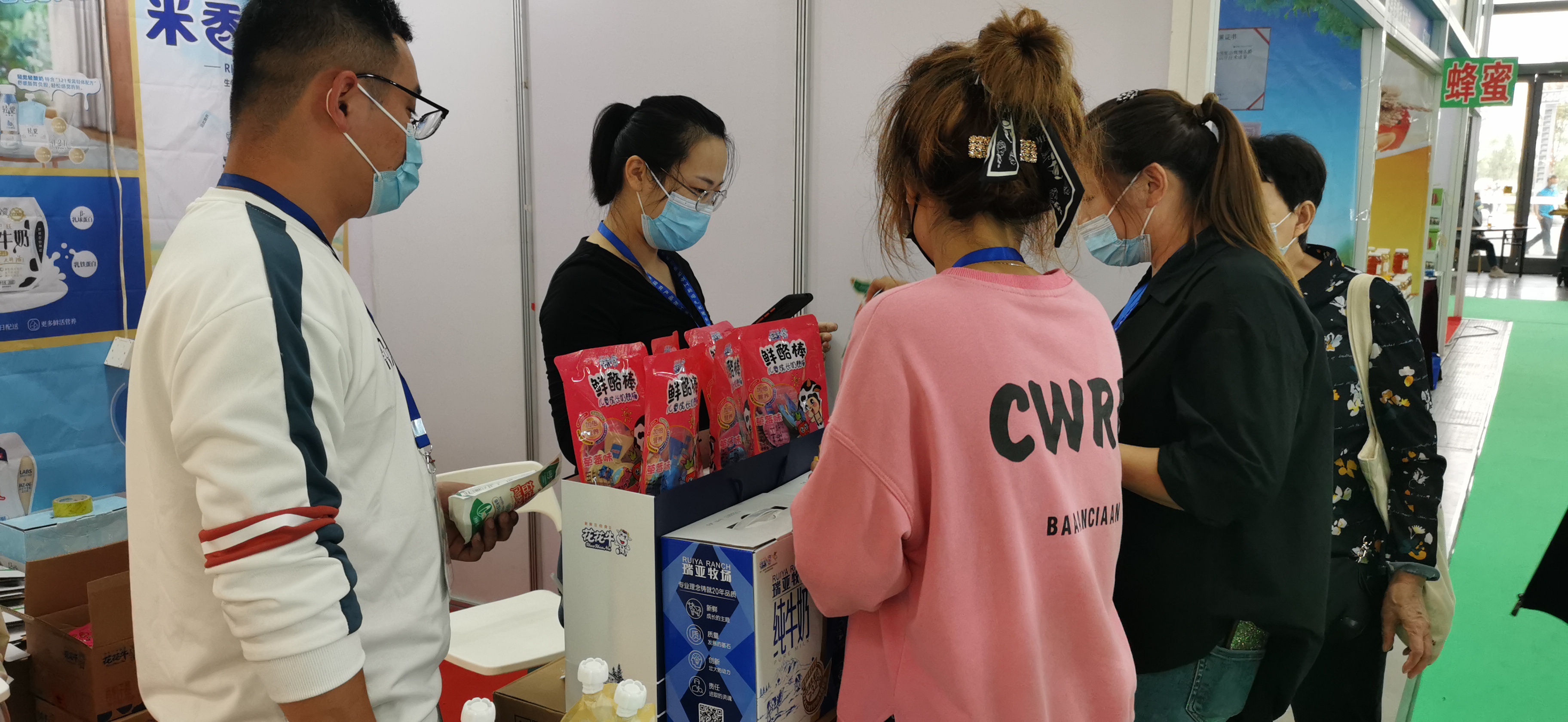 喜报 | 完美体育在线(中国)唯一官方网站轻觉酸奶荣获第二十四届中国农产品加工业投资贸易洽谈会金质产品奖