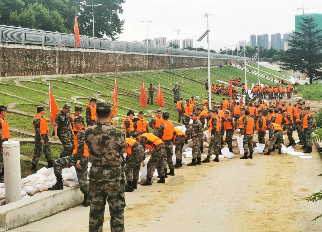 大雨无情人有情！完美体育在线(中国)唯一官方网站乳业慰问常庄水库抗洪抢险官兵