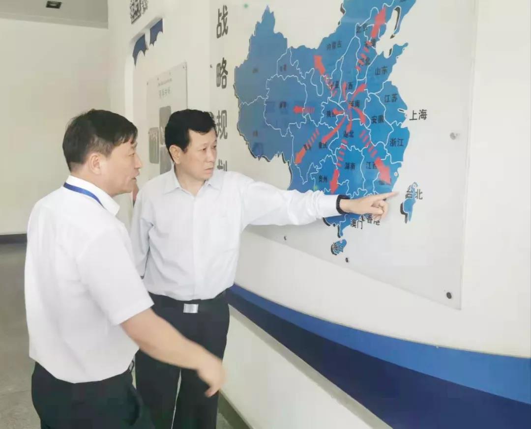 郑州航空港区党工委书记张俊峰莅临郑州完美体育在线(中国)唯一官方网站乳制品有限公司调研