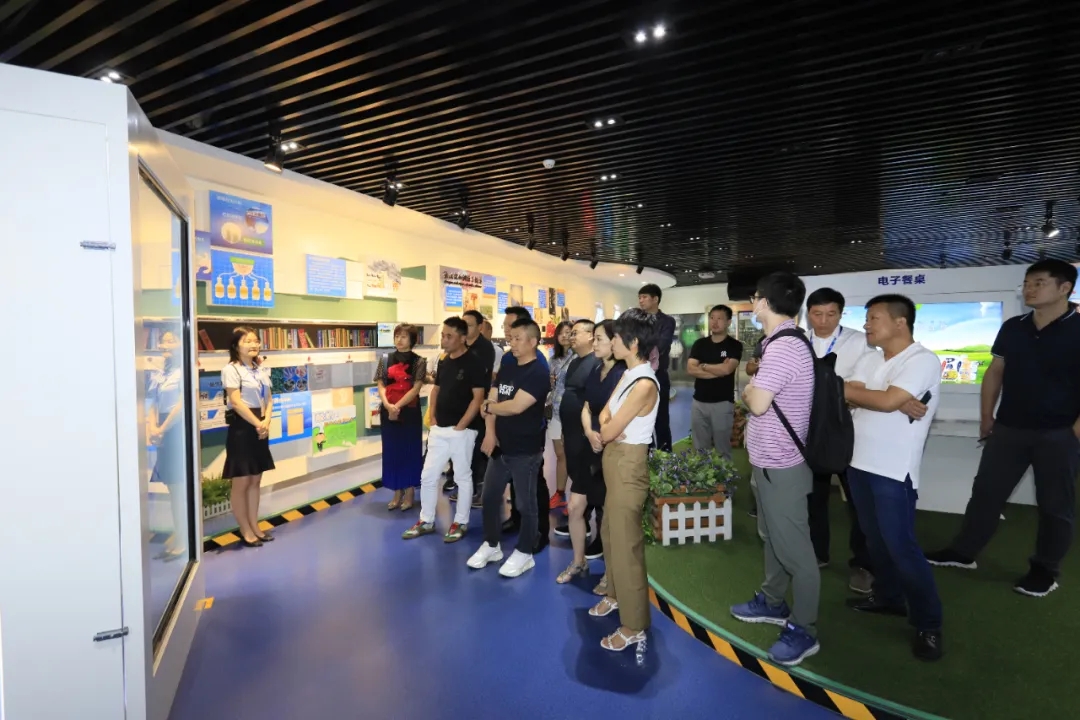 快讯 | 长江商学院智能制造学会走进完美体育在线(中国)唯一官方网站乳业集团