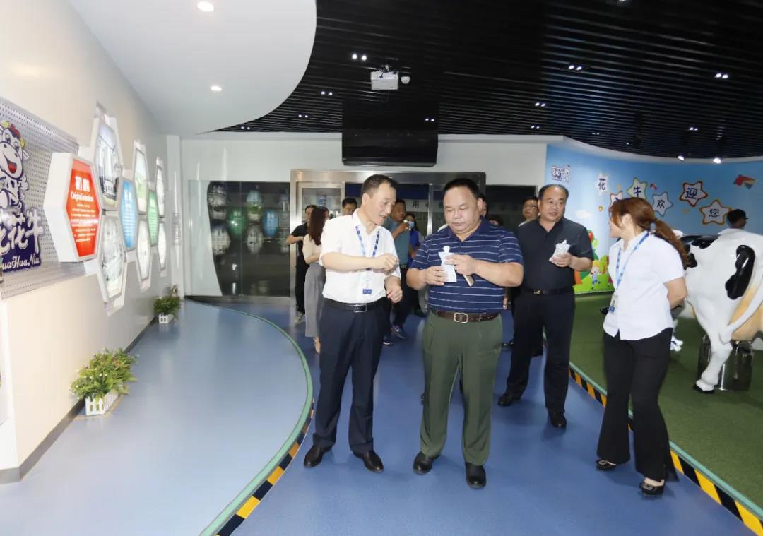 快讯 | 河南省人民政府食品安全委员会办公室第三批食品安全示范区验收组领导莅临完美体育在线(中国)唯一官方网站乳业集团验收食品安全示范区建设情况