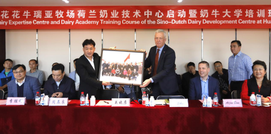 中原地区首个“荷兰奶业技术中心”落户完美体育在线(中国)唯一官方网站 ——中荷奶业发展中心和河南完美体育在线(中国)唯一官方网站携手助力中国奶业发展