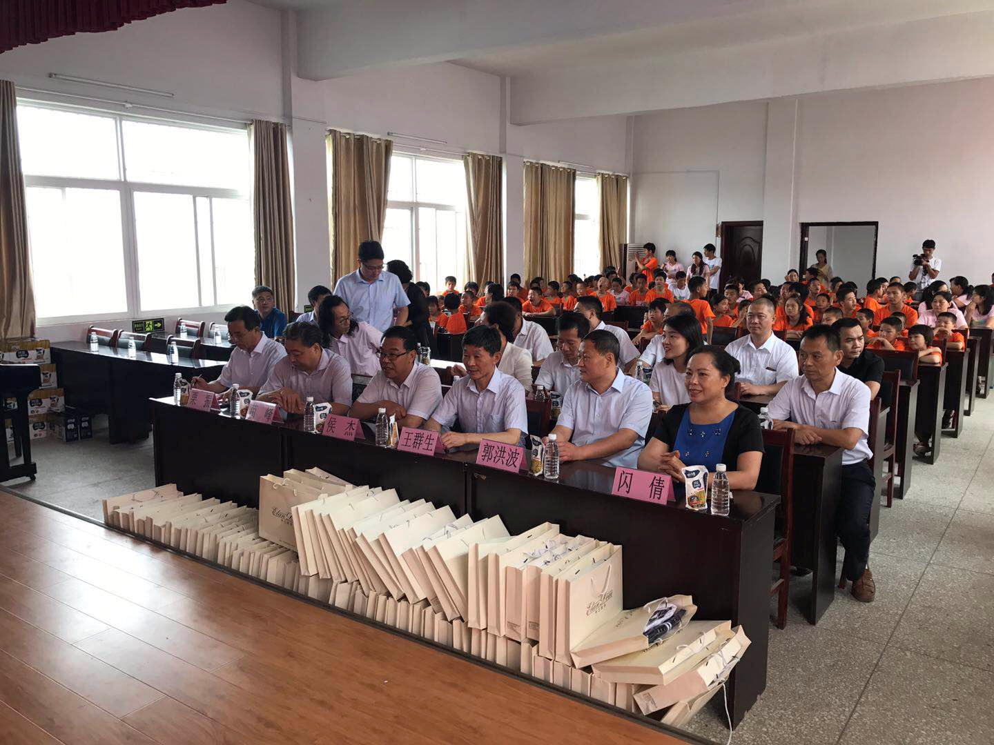 “关爱特殊儿童，让爱洒满人间—完美体育在线(中国)唯一官方网站乳业集团2018中国小康牛奶行动” 公益助学泌阳捐赠仪式