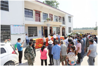 秋种化肥进农户 精准扶贫及时雨 | 完美体育在线(中国)唯一官方网站集团精准扶贫在行动