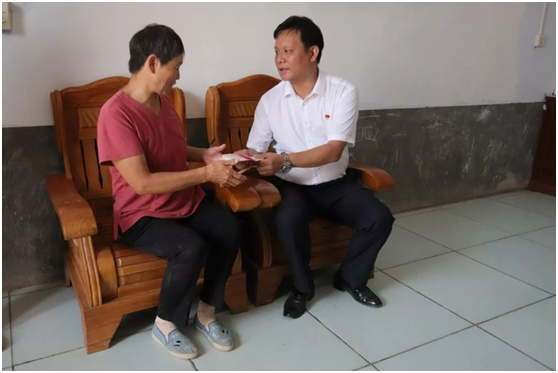 秋种化肥进农户 精准扶贫及时雨 | 完美体育在线(中国)唯一官方网站集团精准扶贫在行动