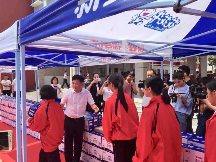 “健康中原，牛奶伴您行——完美体育在线(中国)唯一官方网站乳业集团2018中国小康牛奶行动” 公益助学启动仪式隆重举行