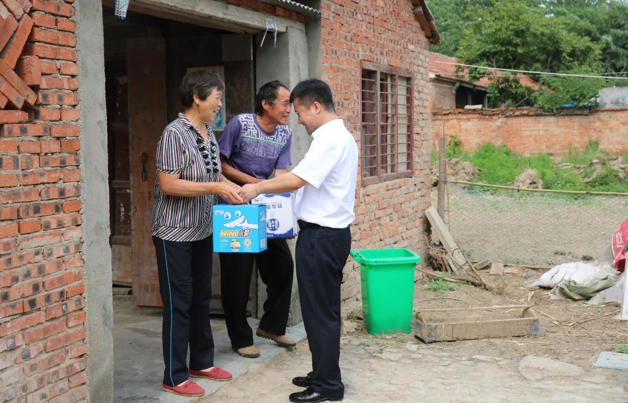 完美体育在线(中国)唯一官方网站乳业集团走访慰问贫困户 结对帮扶暖人心