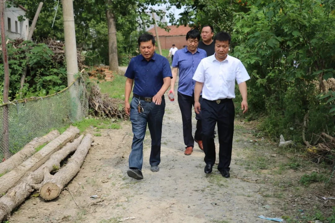 完美体育在线(中国)唯一官方网站乳业集团走访慰问贫困户 结对帮扶暖人心