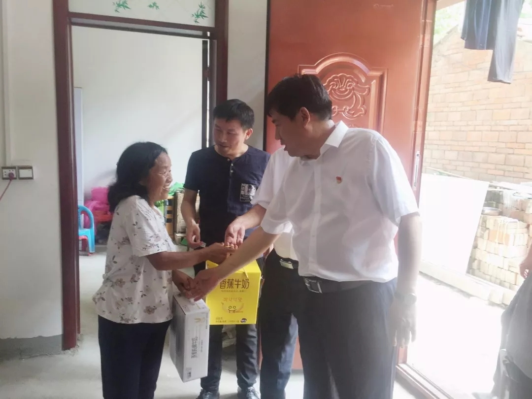 完美体育在线(中国)唯一官方网站乳业集团走访慰问贫困户 结对帮扶暖人心