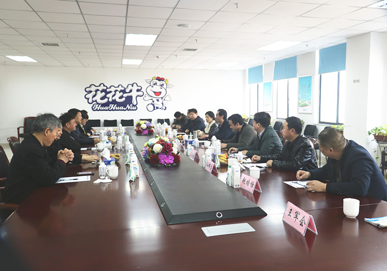 封丘县县长王献臣一行莅临 完美体育在线(中国)唯一官方网站集团养殖、乳品事业部参观调研