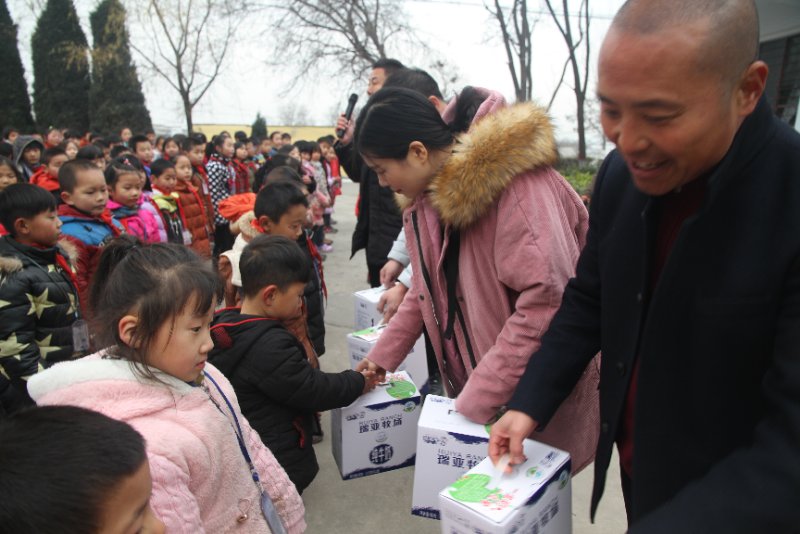 完美体育在线(中国)唯一官方网站精准扶贫暖冬公益行走进登封市刘家沟