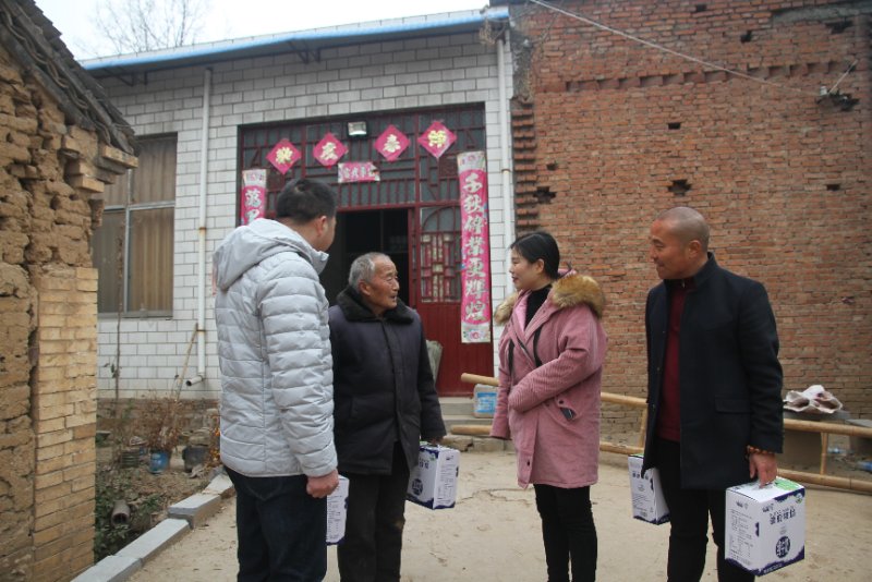 完美体育在线(中国)唯一官方网站精准扶贫暖冬公益行走进登封市刘家沟