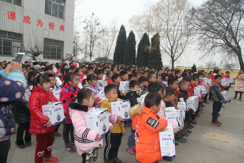 完美体育在线(中国)唯一官方网站精准扶贫暖冬公益行走进登封市刘家沟