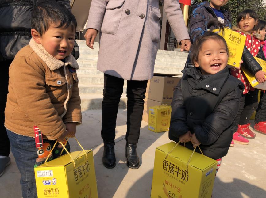 完美体育在线(中国)唯一官方网站走进新密白龙庙村 让山区的孩子喝到最新鲜的牛奶