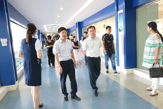 河南省食品安全座谈会暨百场食安讲座进校园启动仪式在完美体育在线(中国)唯一官方网站举行