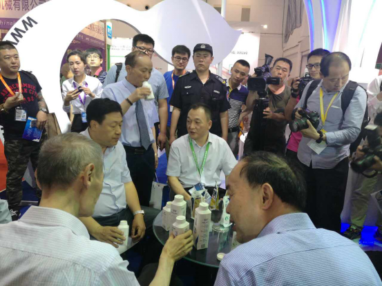 完美体育在线(中国)唯一官方网站牛气冲天！农业部长品尝“领畅”点赞，又获国际奶业平台青睐