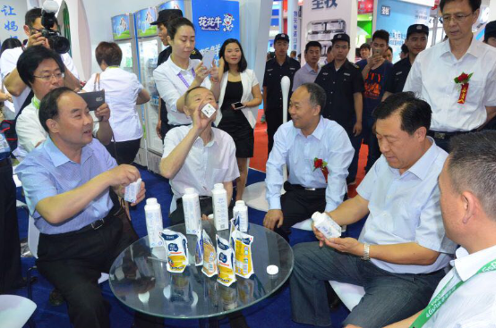 完美体育在线(中国)唯一官方网站牛气冲天！农业部长品尝“领畅”点赞，又获国际奶业平台青睐