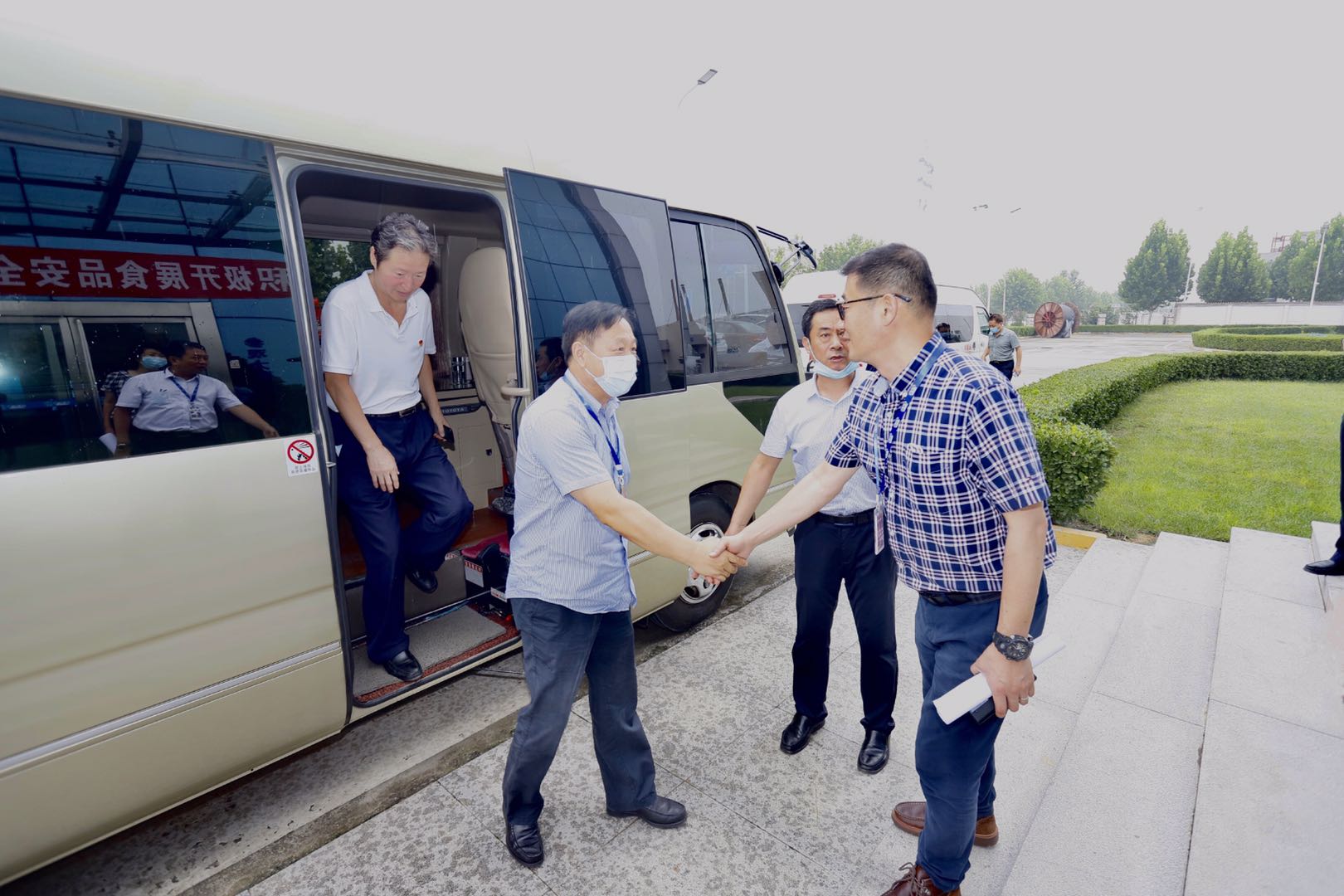 快讯|郑州市人大代表莅临河南完美体育在线(中国)唯一官方网站乳业集团参观调研