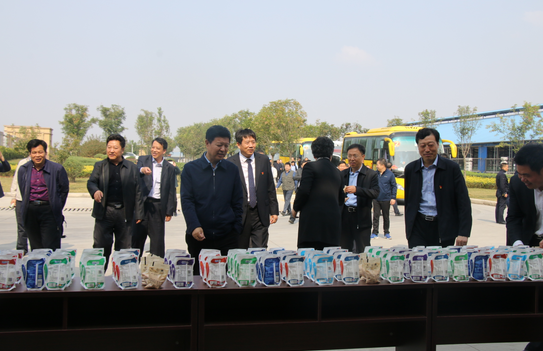 河南省农牧业产业扶贫工作观摩团莅临完美体育在线(中国)唯一官方网站集团·鲁山瑞亚牧业有限公司参观考察