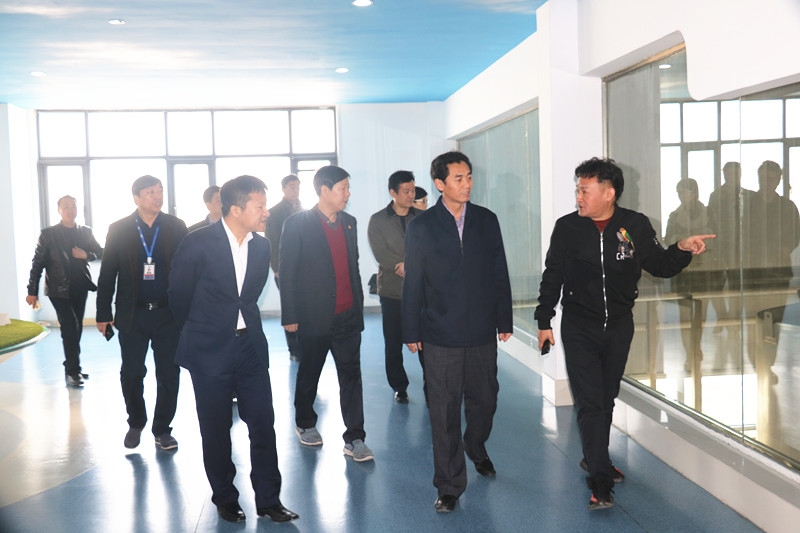 封丘县县长王献臣一行莅临完美体育在线(中国)唯一官方网站集团养殖、乳品事业部参观调研