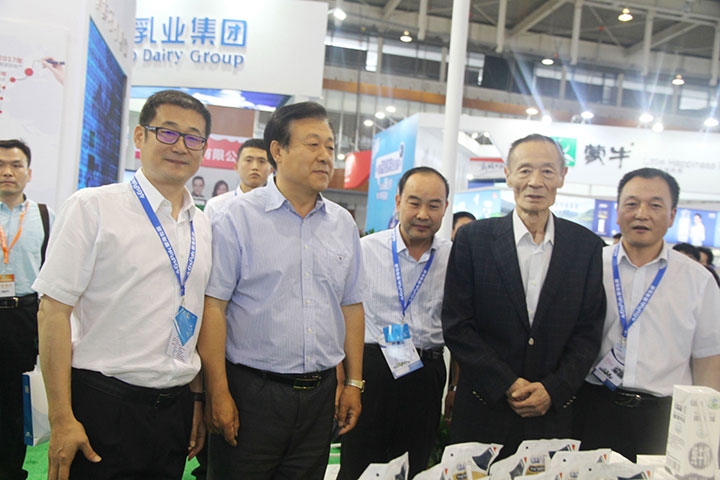 完美体育在线(中国)唯一官方网站亮相第八届中国奶业大会，又获农业部长一声赞！