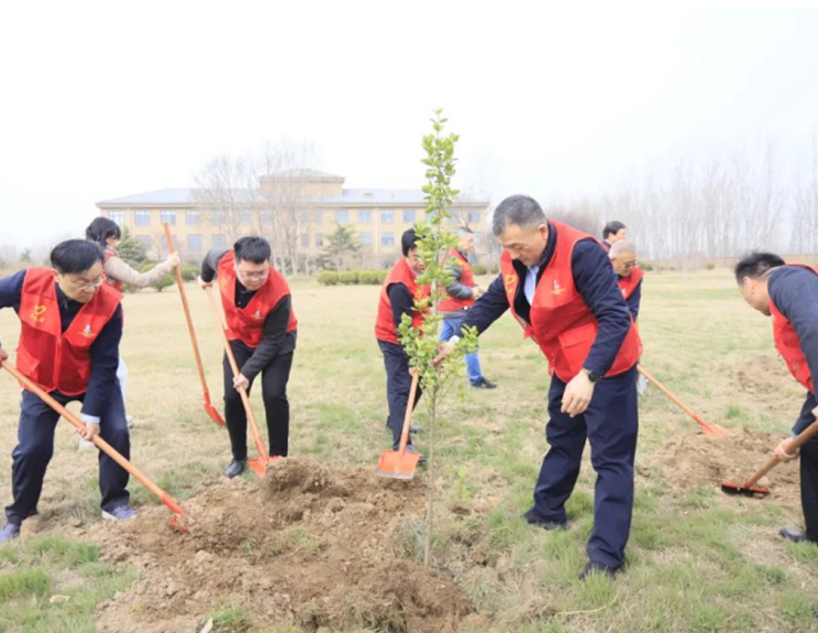 河南完美体育在线(中国)唯一官方网站乳业集团开展“绿色发展践初心 植树护绿先锋行”植树活动